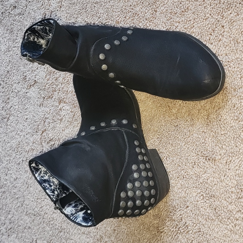 Blowfish black booties w/studs 9.5